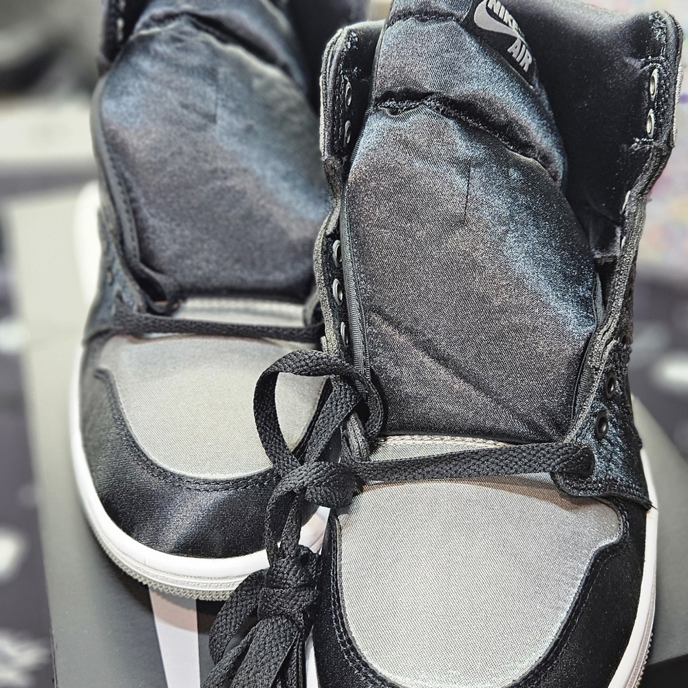 Nike Black and Gray Air Jordan 1 Retro High OG Womens 9 - Picture 2 of 5